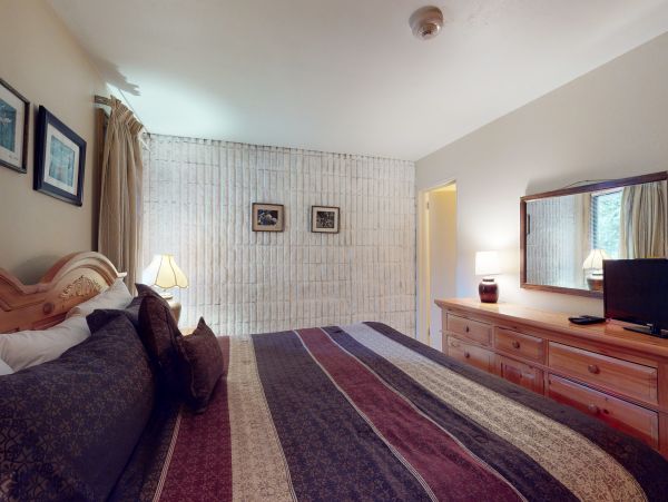 Lionshead  Ski Access and shared hot tub