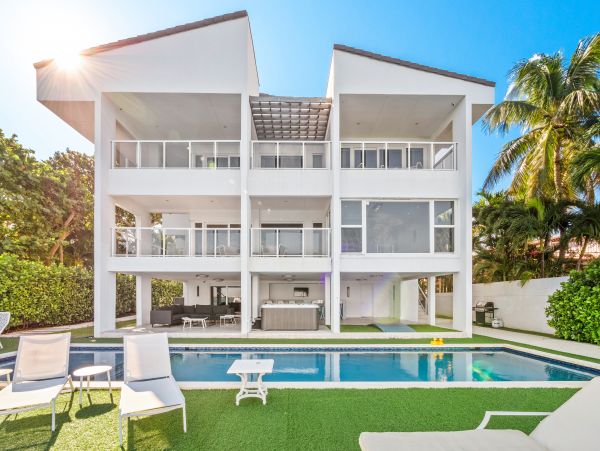 Luxury Eight Bedroom Home with Private Pool in Miami Beach