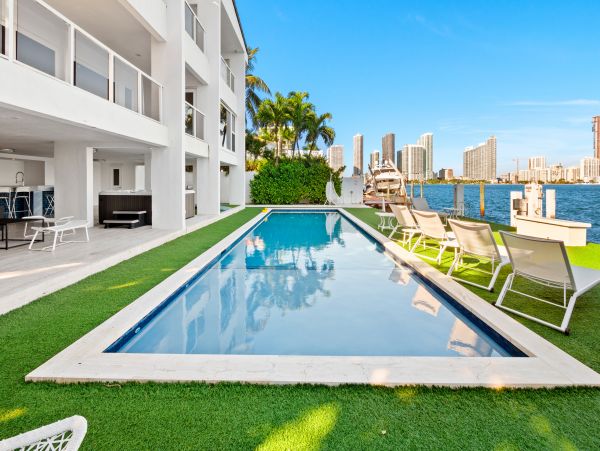Luxury Eight Bedroom Home with Private Pool in Miami Beach