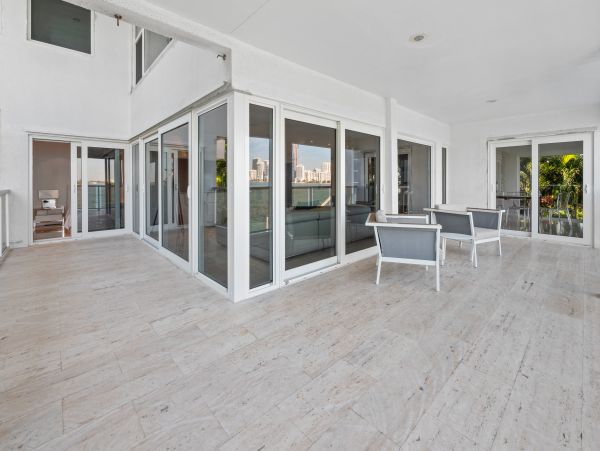 Luxury Eight Bedroom Home with Private Pool in Miami Beach