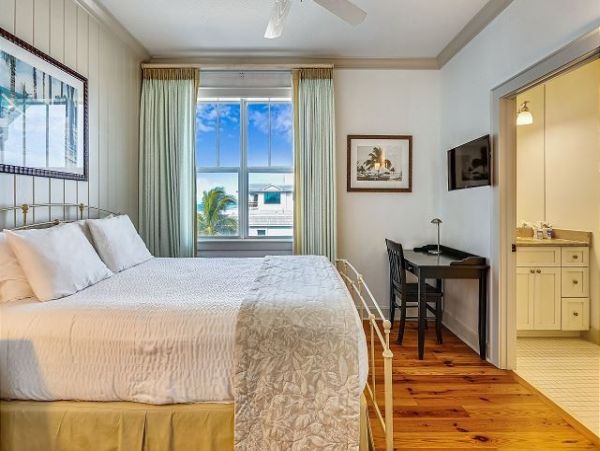 Luxurious Beachfront Retreat with 3-Bedrooms on Anna Maria Island