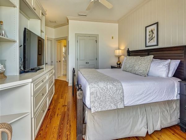 Luxurious Beachfront Retreat with 3-Bedrooms on Anna Maria Island