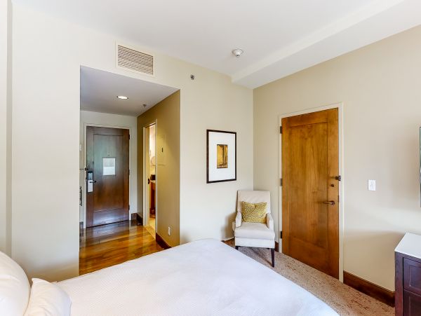 Avon Condo 950677