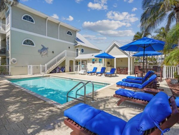Two Bedroom Holmes Beach Vacation Condo Sleeps 6 Guests