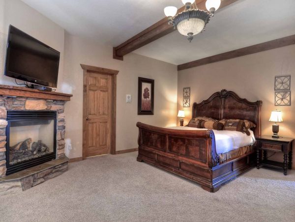 Luxurious 6 Bedroom Home in Big Bear Sleeps 16