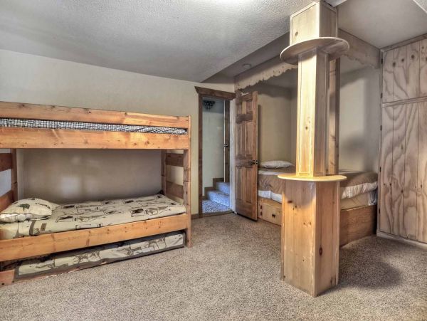 Luxurious 6 Bedroom Home in Big Bear Sleeps 16