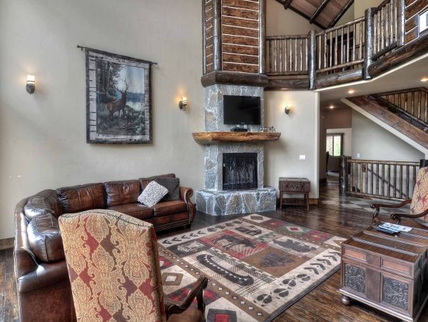 Big Bear Lake 8 Bedroom Home with Game & Movie Room