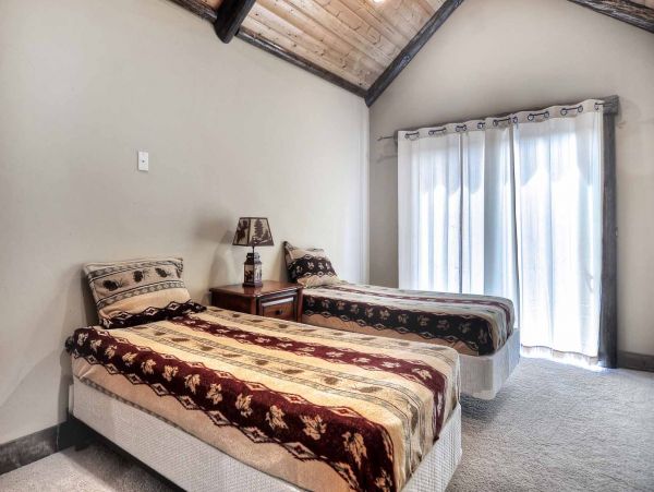 Big Bear Lake 8 Bedroom Home with Game & Movie Room