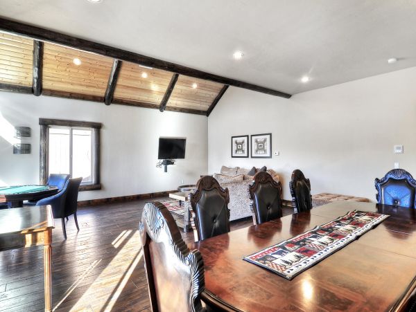 Big Bear Lake 8 Bedroom Home with Game & Movie Room