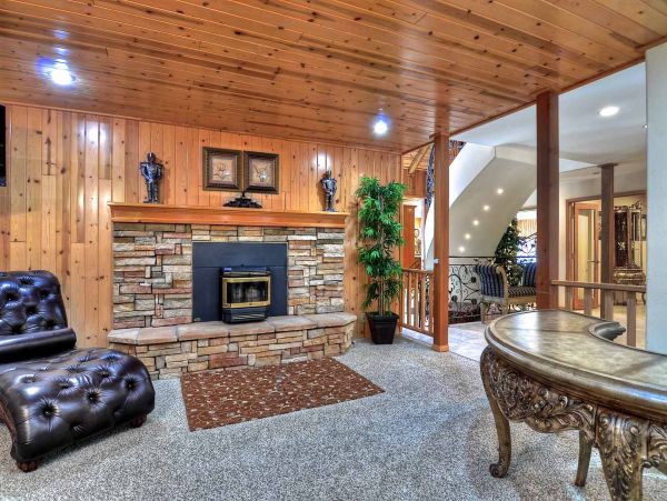 Big Bear 6 Bedroom Home with Spa & Home Theatre