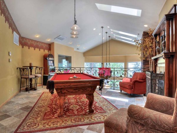 Big Bear 6 Bedroom Home with Spa & Home Theatre