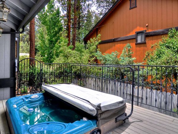 Big Bear 6 Bedroom Home with Spa & Home Theatre