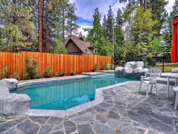 Big Bear 6 Bedroom Home with Spa & Home Theatre