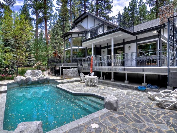 Big Bear 6 Bedroom Home with Spa & Home Theatre