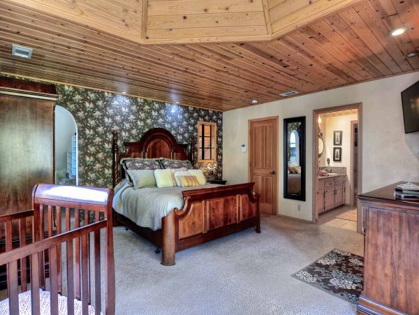 Big Bear 6 Bedroom Home with Spa & Home Theatre