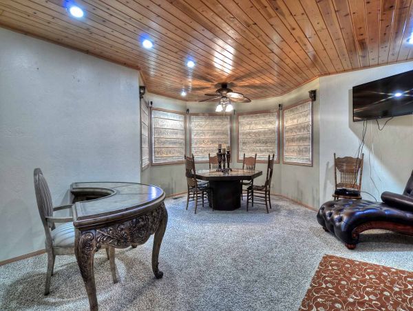 Big Bear 6 Bedroom Home with Spa & Home Theatre