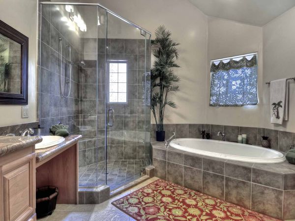 Big Bear 6 Bedroom Home with Spa & Home Theatre