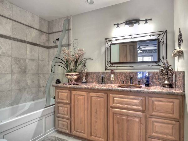 Big Bear 6 Bedroom Home with Spa & Home Theatre