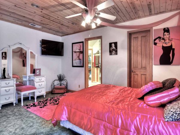 Big Bear 6 Bedroom Home with Spa & Home Theatre