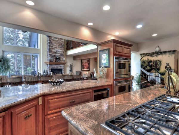 Big Bear 6 Bedroom Home with Spa & Home Theatre