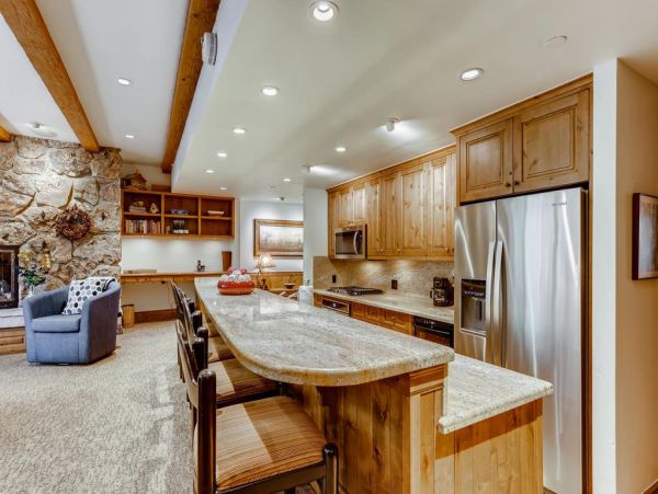 Great Vail Condo Mountain & Creek Views Shared Pool & Spa