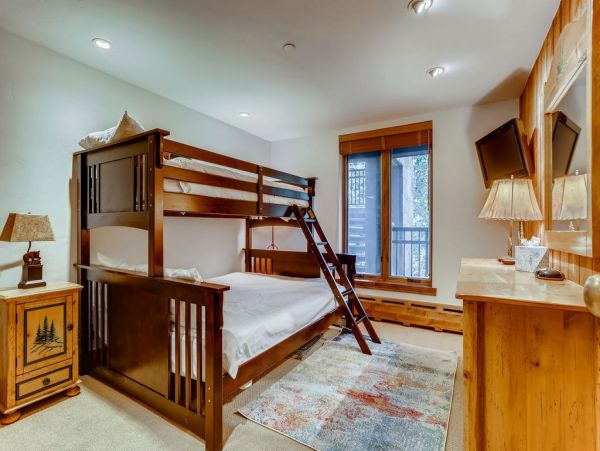 Great Vail Condo Mountain & Creek Views Shared Pool & Spa