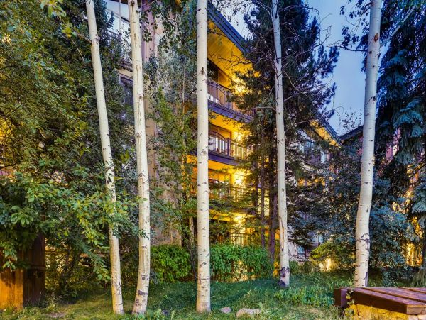 Great Vail Condo Mountain & Creek Views Shared Pool & Spa