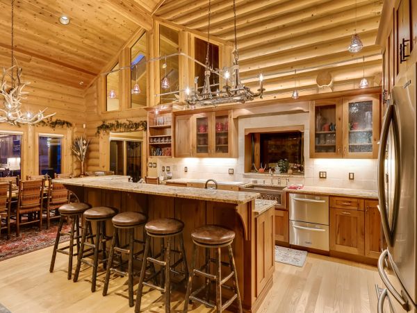 Breckenridge Charming Vacation Home Sleeps 18 Guests
