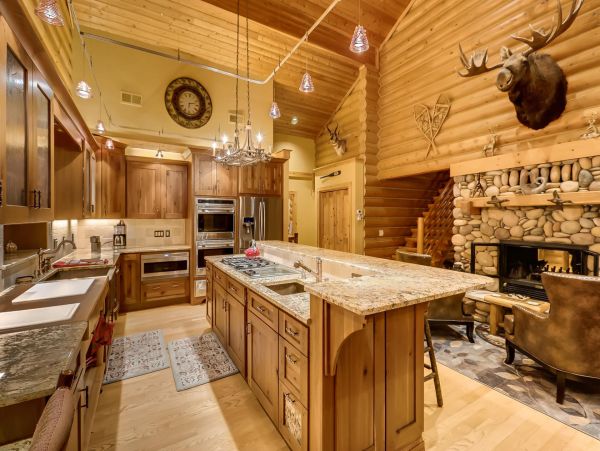 Breckenridge Charming Vacation Home Sleeps 18 Guests