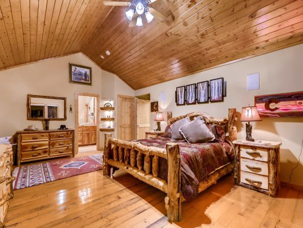 Breckenridge Charming Vacation Home Sleeps 18 Guests