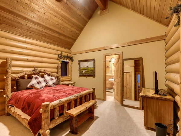 Breckenridge Charming Vacation Home Sleeps 18 Guests