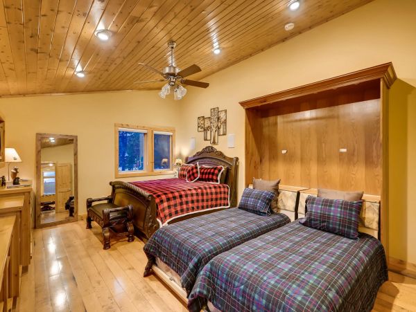 Breckenridge Charming Vacation Home Sleeps 18 Guests