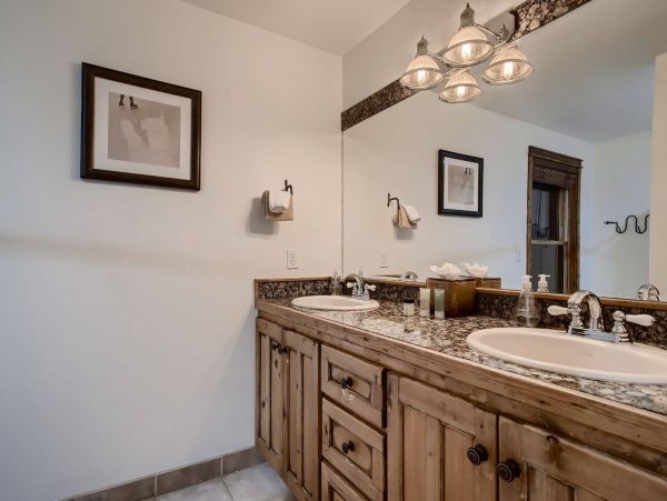 Beautiful 8 Bedroom Getaway in Breckenridge