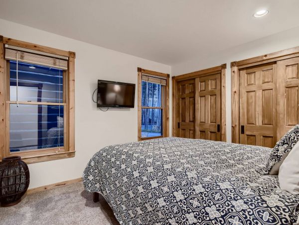 Beautiful 8 Bedroom Getaway in Breckenridge