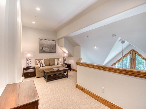 Arrowhead Vacation Townhouse Sleeps 6 Guests