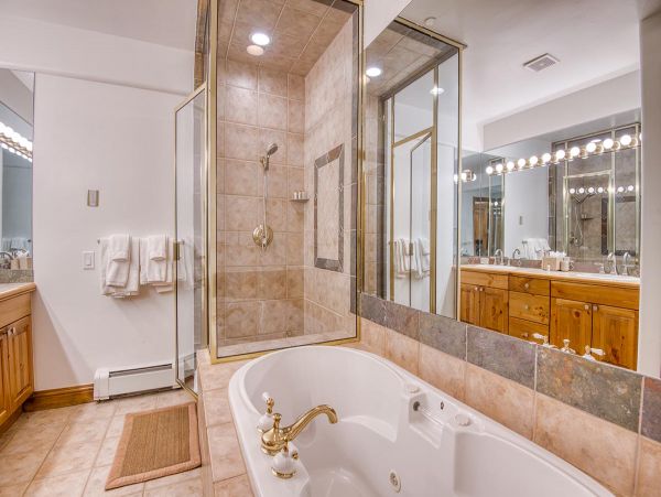 Arrowhead Vacation Townhouse Sleeps 6 Guests