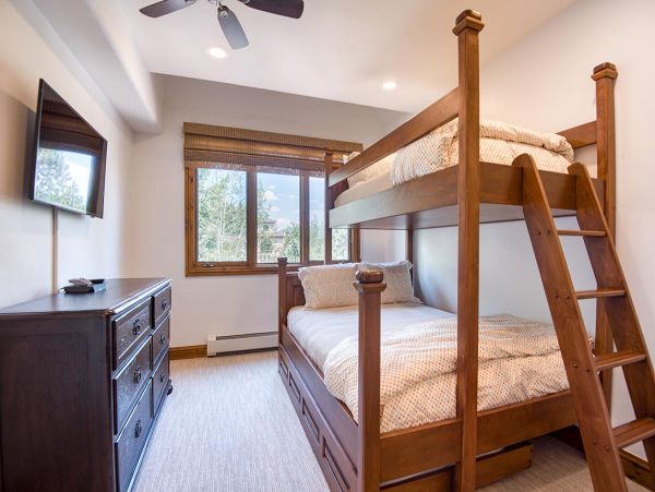 Arrowhead Vacation Townhouse Sleeps 6 Guests
