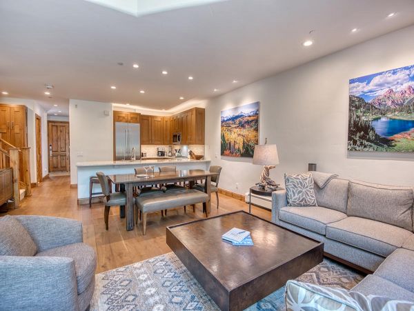 Arrowhead Vacation Townhouse Sleeps 6 Guests