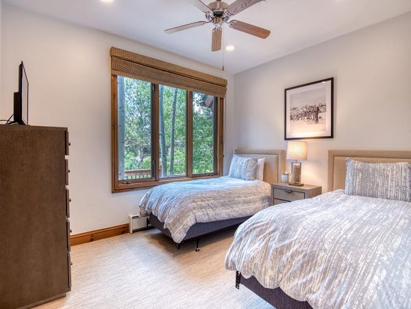 Arrowhead Vacation Townhouse Sleeps 6 Guests