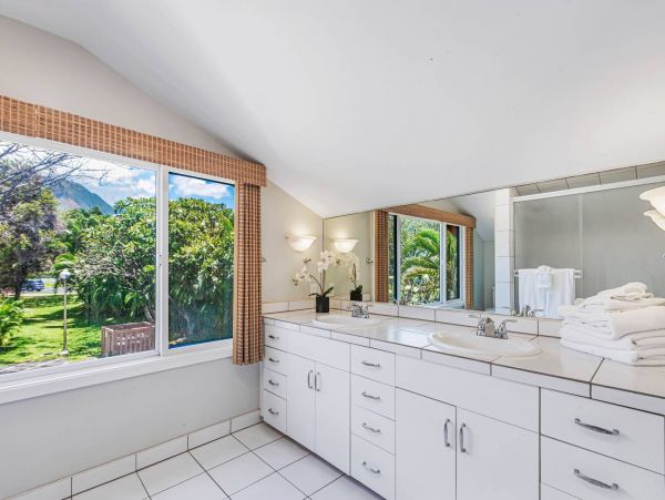 Luxury Oceanfront Lahaina Vacation Condo Sleeps 6 Guests