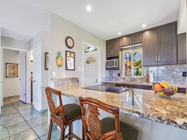 Luxury Oceanfront Lahaina Vacation Condo Sleeps 6 Guests