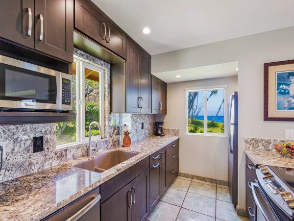 Luxury Oceanfront Lahaina Vacation Condo Sleeps 6 Guests