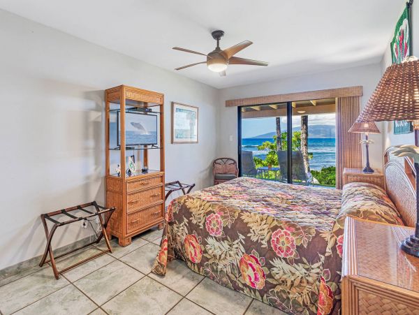 Luxury Oceanfront Lahaina Vacation Condo Sleeps 6 Guests