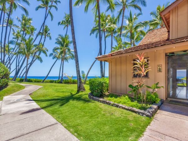 Luxury Oceanfront Lahaina Vacation Condo Sleeps 6 Guests