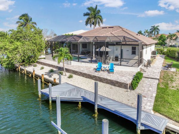 Four Bedroom Canal Side Vacation Pool Home in Marco Island