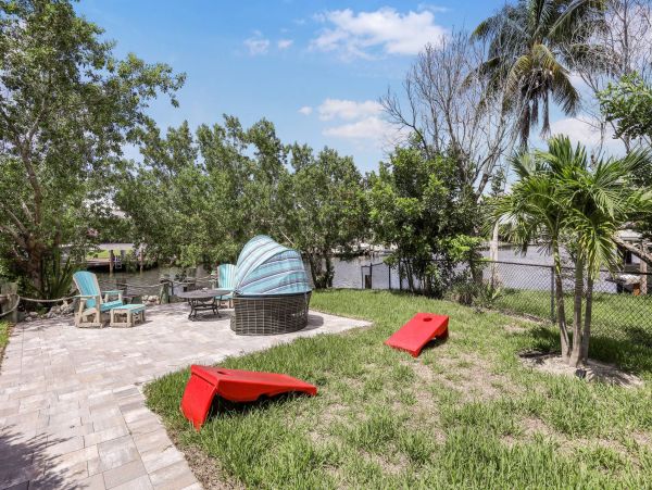 Four Bedroom Canal Side Vacation Pool Home in Marco Island