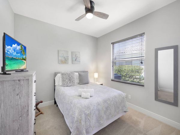 Four Bedroom Canal Side Vacation Pool Home in Marco Island