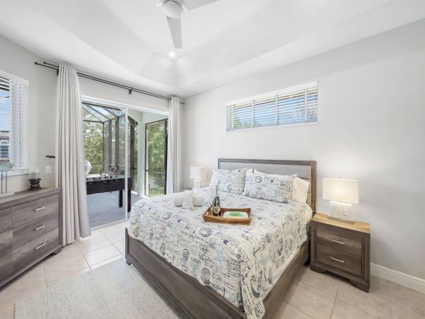 Four Bedroom Canal Side Vacation Pool Home in Marco Island