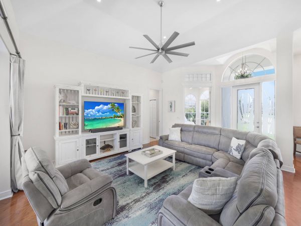 Four Bedroom Canal Side Vacation Pool Home in Marco Island