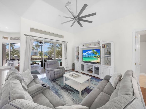 Four Bedroom Canal Side Vacation Pool Home in Marco Island